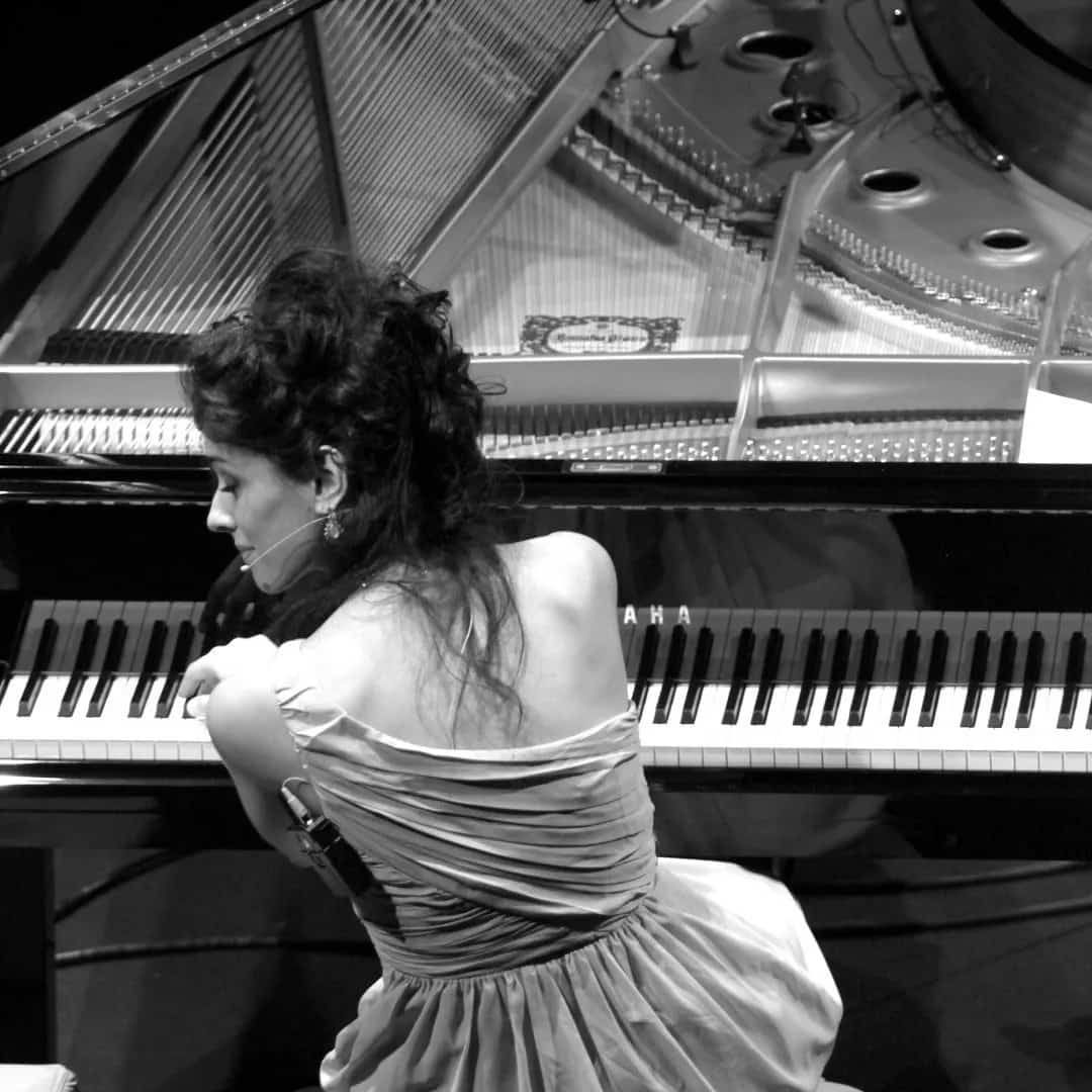 Bianca Gismonti faz show em São Paulo/SP no Blue Note São Paulo no dia terça-feira, 31 de março de 2026, às 20:00.
O evento será do estilo Blues e promete reunir fãs para uma noite especial de música ao vivo.
O show acontece no Blue Note São Paulo, um espaço conhecido por receber eventos na cidade de São Paulo.
Endereço: Av. Paulista, 2073 - Bela Vista, São Paulo - SP, 01311-300, Brasil.
Consulte informações e ingressos nos canais oficiais do evento.
Instagram do local: https://www.instagram.com/bluenotesp/. Instagram do artista: https://instagram.com/biancagismontitrio.
O show de Bianca Gismonti promete atrair fãs na cidade de São Paulo.
Perguntas frequentes sobre o evento:
Pergunta: Quando acontece o show de Bianca Gismonti em São Paulo?
Resposta: O show acontece terça-feira, 31 de março de 2026 às 20:00.
Pergunta: Onde acontece o evento?
Resposta: O evento acontece no Blue Note São Paulo em São Paulo. - Bianca Gismonti na Terça de Blue no Blue Note São Paulo, terça-feira 31 de março de 2026 às 20h