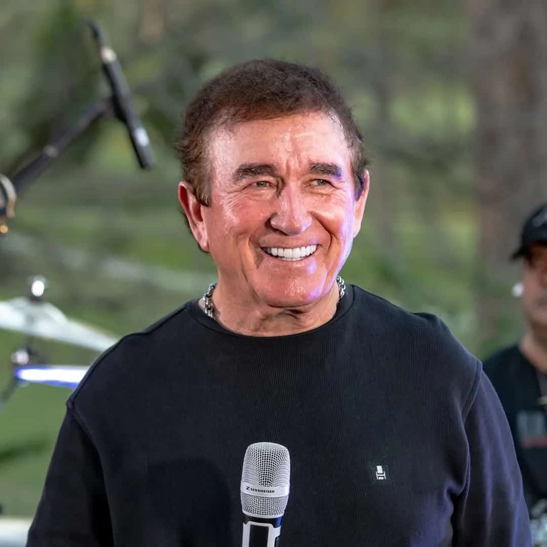 Amado Batista faz show em Curitiba/PR no Teatro Positivo no dia sábado, 9 de maio de 2026, às 21:00.
O evento será do estilo Sertanejo e promete reunir fãs para uma noite especial de música ao vivo.
O show acontece no Teatro Positivo, um espaço conhecido por receber eventos na cidade de Curitiba.
Endereço: Pedro Viriato Parigot De Souza 5300 Curitiba Pr.
Ingressos disponíveis pelo diskingressos.com.br. Confira no link oficial do evento: https://www.diskingressos.com.br/evento/2327/09-05-2026/pr/curitiba/amado-batista.
Instagram do local: https://www.instagram.com/teatropositivo/. Instagram do artista: https://www.instagram.com/amadobatistaoficial/.
O show de Amado Batista promete atrair fãs na cidade de Curitiba.
Perguntas frequentes sobre o evento:
Pergunta: Quando acontece o show de Amado Batista em Curitiba?
Resposta: O show acontece sábado, 9 de maio de 2026 às 21:00.
Pergunta: Onde acontece o evento?
Resposta: O evento acontece no Teatro Positivo em Curitiba.
Pergunta: Onde comprar ingressos?
Resposta: Os ingressos podem ser adquiridos no link oficial do evento: https://www.diskingressos.com.br/evento/2327/09-05-2026/pr/curitiba/amado-batista. - Amado Batista em Curitiba no Teatro Positivo sábado 9 de maio de 2026 às 21:00