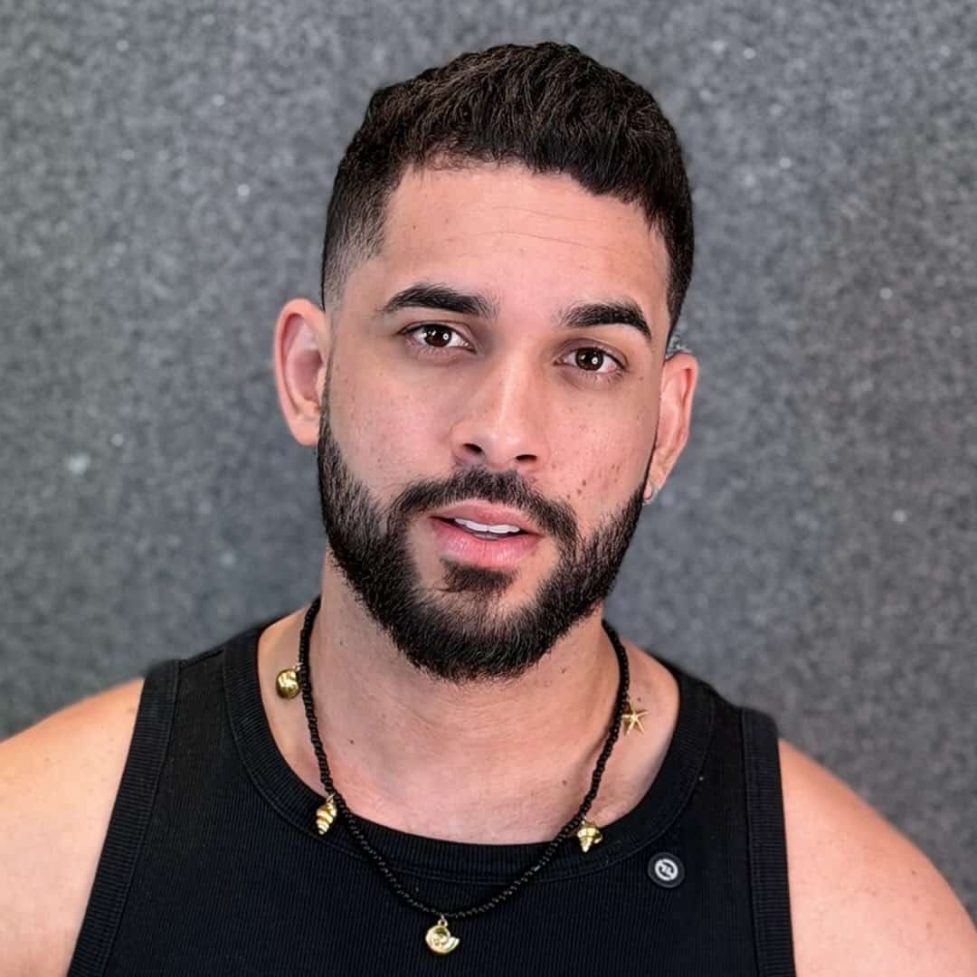 O REENCONTRO DA DÉCADA
: Henrique & Juliano retornam a Picos após 9 anos
O hiato de quase uma década chega ao fim.
No dia 17 de abril de 2026
, o
Novo Pátio de Eventos
será palco do show mais aguardado da região:
Henrique & Juliano em Picos
. A dupla, que hoje ostenta o título de maior fenômeno do sertanejo no Brasil, faz seu retorno histórico à cidade em uma noite que promete parar o Piauí.
O evento não economiza no peso do lineup e traz uma mistura explosiva para o público jovem: a energia inconfundível de Henry Freitas e o carisma de Grelo, fenômeno que domina as paradas atuais. Será uma celebração da música sertaneja e do forró, unindo hits que somam bilhões de plays em uma estrutura de festival.
SERVIÇO
Evento
: Henrique & Juliano em Picos
Data
: 17 de abril de 2026
Local
: Novo Pátio de Eventos – Picos, PI
Atrações
: Henrique & Juliano, Henry Freitas e Grelo
Vendas e Informações:
guicheweb.com.br
(on-line)
Loja Zero 89
– Av. Severo Eulálio (ao lado do Zeca Restaurante)
Teixeira Hotel
– Rua Monsenhor Hipólito, Centro.
DESCRITIVO DOS SETORES:
LOUNGE:
Serviços:
Entrada exclusiva;
Banheiros exclusivos;
Bares temáticos;
Bar de drinks;
Espaço amplo;
Praça de alimentação (comercializada);
Área de Hospitalidade climatizada com bares, alimentação e banheiros.
FRONT:
Entrada exclusiva;
Banheiros exclusivos;
Bares;
Espaço amplo;
Praça de alimentação (comercializada);
Dúvidas Frequentes:
1. Será permitida a entrada de menores acompanhados e com autorização?
R: Classificação etária: 16 anos acompanhado dos pais ou responsável legal.
2. O evento terá open bar?
R: Não. Nenhum setor é open bar.
3. Terá estacionamento?
R: Sim, terceirizado. A produção do evento não se responsabiliza pelos veículos deixados nos arredores do evento, aconselhamos ir de Transporte por aplicativo ou Táxi.
4. Terá acesso PCD? Qual Setor?
R: Sim, setor Frontstage. A pessoa com deficiência (PCD) e seu acompanhante terão direito à gratuidade, mediante apresentação do documento “Passe Livre Cultura”, conforme regulamentação vigente, devendo a comprovação ser realizada na bilheteria do evento, no dia de sua realização.
Na ausência do referido documento, será aplicada a Lei Federal nº 12.933/2013 (Lei da Meia-Entrada), assegurando o benefício de meia-entrada à pessoa com deficiência e também ao seu acompanhante, nos termos da legislação em vigor.
Ingressos disponíveis em
https://www.guicheweb.com.br/henrique-e-juliano-picos_50654 - Henrique E Juliano Em Picos