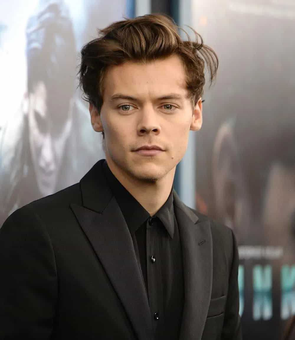 Harry Styles é cantor pop britânico, ex-integrante da One Direction. Lançou hits como 'Sign of the Times' e 'As It Was'. Estreou solo em 2017. Veja a agenda no Rolê Agora.