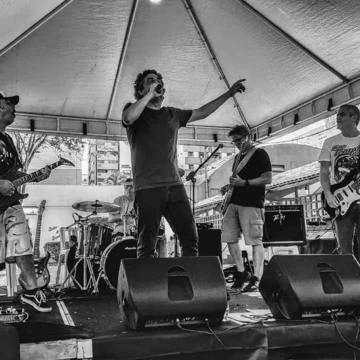 O Bando faz show em Itanhaém/SP no Quiosque do Praião no dia domingo, 15 de março de 2026, às 15:00.
O evento será do estilo Rock e promete reunir fãs para uma noite especial de música ao vivo.
O show acontece no Quiosque do Praião, um espaço conhecido por receber eventos na cidade de Itanhaém.
Endereço: Av. Pres. Vargas, 910 - Centro, Itanhaém - SP, 11740-000, Brasil.
Consulte informações e ingressos nos canais oficiais do evento.
Instagram do local: https://www.instagram.com/qui.osquedopraiao/. Instagram do artista: https://www.instagram.com/obandoclassic/.
O show de O Bando promete atrair fãs na cidade de Itanhaém.
Perguntas frequentes sobre o evento:
Pergunta: Quando acontece o show de O Bando em Itanhaém?
Resposta: O show acontece domingo, 15 de março de 2026 às 15:00.
Pergunta: Onde acontece o evento?
Resposta: O evento acontece no Quiosque do Praião em Itanhaém. - O Bando em Itanhaem SP Quiosque do Praião domingo 15 de março de 2026 às 15h