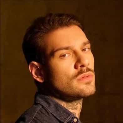 Lucas Lucco é cantor sertanejo brasileiro, conhecido por hits como 'Mozão' e 'Vai Vendo'. Iniciou a carreira em 2011 e também atua como ator. Veja a agenda no Rolê Agora.