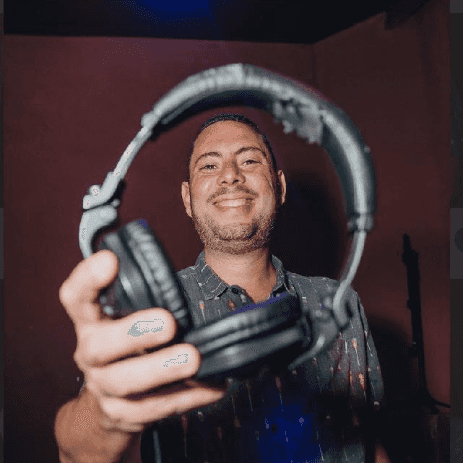 Gabriel faz show em Belo Horizonte/MG no Alpendre 70 no dia sexta-feira, 10 de abril de 2026, às 18:00.
O evento será do estilo Discotecagem e promete reunir fãs para uma noite especial de música ao vivo.
O show acontece no Alpendre 70, um espaço conhecido por receber eventos na cidade de Belo Horizonte.
Endereço: R. Mármore, 70 - Santa Tereza, Belo Horizonte - MG, 30310-390, Brasil.
Consulte informações e ingressos nos canais oficiais do evento.
Instagram do local: https://www.instagram.com/alpendre70/. Instagram do artista: https://instagram.com/djgabera.
O show de Gabriel promete atrair fãs na cidade de Belo Horizonte.
Perguntas frequentes sobre o evento:
Pergunta: Quando acontece o show de Gabriel em Belo Horizonte?
Resposta: O show acontece sexta-feira, 10 de abril de 2026 às 18:00.
Pergunta: Onde acontece o evento?
Resposta: O evento acontece no Alpendre 70 em Belo Horizonte. - Gabriel ao vivo em Belo Horizonte no Alpendre 70, sexta-feira 10 de abril de 2026 às 18h