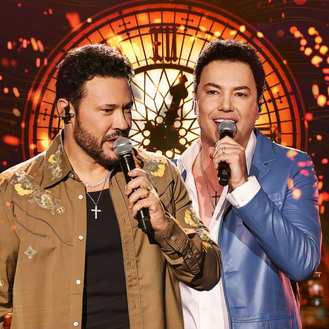 DATA:
24, 25, 30 de Abril e 02 de Maio de 2026
LOCAL:
Parque Fernando Costa - Uberaba / MG
ABERTURA DOS PORTÕES:
19h00
FIM DAS APRESENTAÇÕES:
03h00
EXPOZEBU RODEO SHOW
Dias 24, 25, 30/04 e 02/05/2026
04 dias de Rodeio com 02 grandes shows por noites, o maior espetáculo que Uberaba já viu!!!
Realização:
Top Entretenimentos • Abcz • JP Estruturas • Cocota
ATRAÇÕES:
SHOWS
DIA 24/04 • SEXTA
* ANA CASTELA
* JOÃO BOSCO & VINÍCIUS
DIA 25/04 • SÁBADO
* LEONARDO
* JADS & JADSON
DIA 30/04 • QUINTA (VÉSPERA DE FERIADO)
* NATANZINHO LIMA
* MURILO HUFF
DIA 02/05 • SÁBADO
* GUSTTAVO LIMA
* NATTAN
RODEIO TODOS OS DIAS (CRP)
SETORES E ÁREAS:
ARENA
Pra quem curte ver o Rodeio em cima da arquibancada, e pode depois curtir também os shows dentro da arena próximo do palco.
FRONT STAGE
Para quem quer ver de pertinho os shows em frente ao seu artista predileto.
CAMAROTE (
OPEN BAR
)
Pra quem gosta muito de um mega open bar.
(Whisky (08 anos), Vodka, Ice, Cerveja, Suco, Refrigerante, Água de Coco, Água com gás e Água sem gás.)
GOLD (
BUFFET E OPEN BAR PREMIUM
)
Espaço único e elegante com buffet e open bar premium.
(Whisky (12 anos), Vodka Importada, Gin, Vinho, Campari, Chopp, Energético, Suco, Refrigerante, Água de Coco, Água Tônica, Água com gás e Água sem gás +
BUFFET
).
ÁREA PCD
Arena
Obs: O cliente PCD terá direito a 01 acompanhante.
*CONFIRA O ACESSO DE CADA INGRESSO:*
GOLD
Camarote • Arena
CAMAROTE
Arena
FRONT STAGE
Arena
PCD
Arena
O
PCD
e
ACOMPANHANTE
ambos é
OBRIGATÓRIO
ter o ingresso para acessar o evento!
Cada ingresso permite circular apenas nas áreas indicadas acima!
CLASSIFICAÇÃO:
Áreas sem Open Bar
ARENA • FRONT STAGE • PCD
12 a 15 anos: Somente acompanhado dos pais ou responsável legal maior de idade.
A partir de 16 anos: Desacompanhado.
Áreas Open Bar
GOLD • CAMAROTE
A partir de 18 anos.
Por se tratar de uma festa tradicional da cidade e, a partir desse ano além dos shows, contará com a competição esportiva de um grande rodeio, a organização entende também o evento como de perfil familiar.
Diante disso, solicitaremos junto aos órgãos competentes, uma autorização para que seja liberado legalmente outras classificações para menores de idades.
Mas no momento, permanece válida a classificação etária atualmente informada acima.
Caso haja qualquer alteração legalmente autorizada pelos órgãos competentes, a informação será divulgada oficialmente.
Importante
VENDAS EXCLUSIVAS apenas no site ou aplicativo da BaladAPP By ticktmaster . Não responsabilizamos por compras fora da nossa plataforma. Evite falsificações. Fique atento as atualizações do site.
Emergência e paramédicos no local.
Expressamente proibido o consumo de bebidas alcoólicas para menores de 18 anos.
Se beber não dirija.
Será proibida a entrada de:
•Pessoas portando drogas ou substâncias ilegais, armas e objetos pontiagudos.
• Vasilhames, copos de vidro ou qualquer outro tipo de embalagem (vazios ou contendo bebidas de qualquer natureza), direta ou indiretamente, possam provocar ferimentos; objetos de vidro, plástico ou metal como perfumes e cosméticos.
• Substâncias tóxicas; remédios sem embalagem lacrada, fogos de artifício e de estampido, inflamáveis em geral, armas de fogo ou armas brancas de qualquer tipo; bastões, cassetetes, aparelhos de choque, tubos de gás, spray de espuma.
• Capacetes de motos e similares.
• Alimentos ou bebidas comprados fora do evento, salvo se apresentar receita médica em seu nome comprovando a necessidade de alimentação especial.
• Roupas e acessórios com formatos e partes pontiagudos que possam machucar ou causar lesões, bem como objetos cortantes, pontiagudos ou que possam colocar o público em risco, ou ainda, máscaras que cubra parcialmente ou por completo o rosto.
• Animais de estimação de qualquer espécie.
CONTATO DA PRODUÇÃO:
INSTAGRAM:
@expozeburodeoshows
Ingressos disponíveis em
https://baladapp.com.br/a/expozebu-rodeo-show/8073 - Expozebu Rodeo Show - Ana Castela + Joao Bosco E Vinicius Em Uberaba