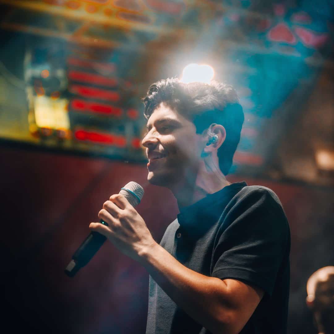 Kota faz show em Presidente Prudente/SP no Villa 18 Container Bar no dia sexta-feira, 13 de março de 2026, às 21:30.
O evento será do estilo Pagode e promete reunir fãs para uma noite especial de música ao vivo.
O show acontece no Villa 18 Container Bar, um espaço conhecido por receber eventos na cidade de Presidente Prudente.
Endereço: Av. Salim Farah Maluf, 213 - Jardim das Rosas, Pres. Prudente - SP, 19026-240, Brasil.
Consulte informações e ingressos nos canais oficiais do evento.
Instagram do local: https://www.instagram.com/villa18containerbar/. Instagram do artista: https://www.instagram.com/viniciuskota/.
O show de Kota promete atrair fãs na cidade de Presidente Prudente.
Perguntas frequentes sobre o evento:
Pergunta: Quando acontece o show de Kota em Presidente Prudente?
Resposta: O show acontece sexta-feira, 13 de março de 2026 às 21:30.
Pergunta: Onde acontece o evento?
Resposta: O evento acontece no Villa 18 Container Bar em Presidente Prudente. - Kota no Pagodinho do Villa — Villa 18 Container Bar, Presidente Prudente, sexta-feira 13 de março de 2026 às 21:30