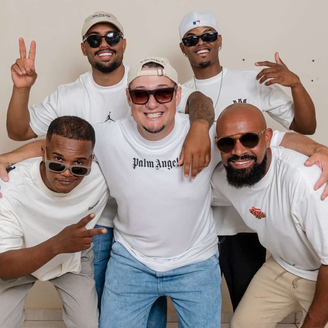 Grupo 100 Malícia faz show em Presidente Prudente/SP no Villa 18 Container Bar no dia sábado, 14 de março de 2026, às 21:30.
O evento será do estilo Pagode e promete reunir fãs para uma noite especial de música ao vivo.
O show acontece no Villa 18 Container Bar, um espaço conhecido por receber eventos na cidade de Presidente Prudente.
Endereço: Av. Salim Farah Maluf, 213 - Jardim das Rosas, Pres. Prudente - SP, 19026-240, Brasil.
Consulte informações e ingressos nos canais oficiais do evento.
Instagram do local: https://www.instagram.com/villa18containerbar/. Instagram do artista: https://www.instagram.com/grupo100maliciaa/.
O show de Grupo 100 Malícia promete atrair fãs na cidade de Presidente Prudente.
Perguntas frequentes sobre o evento:
Pergunta: Quando acontece o show de Grupo 100 Malícia em Presidente Prudente?
Resposta: O show acontece sábado, 14 de março de 2026 às 21:30.
Pergunta: Onde acontece o evento?
Resposta: O evento acontece no Villa 18 Container Bar em Presidente Prudente. - Grupo 100 Malícia em Presidente Prudente Villa 18 Container Bar sábado, 14 de março de 2026 às 21:30