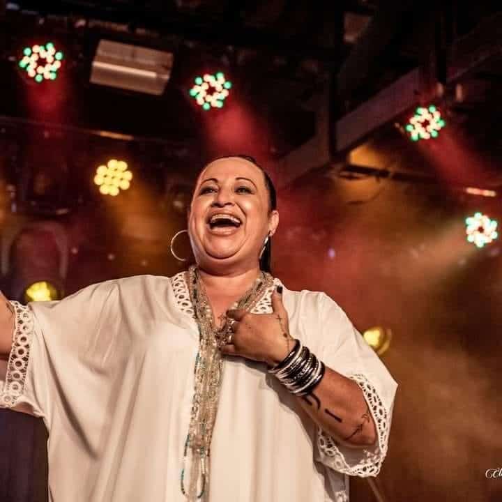 Elly Guimaraes faz show em Presidente Prudente/SP no Villa 18 Container Bar no dia sábado, 21 de março de 2026, às 21:30.
O evento será do estilo Samba e promete reunir fãs para uma noite especial de música ao vivo.
O show acontece no Villa 18 Container Bar, um espaço conhecido por receber eventos na cidade de Presidente Prudente.
Endereço: Av. Salim Farah Maluf, 213 - Jardim das Rosas, Pres. Prudente - SP, 19026-240, Brasil.
Consulte informações e ingressos nos canais oficiais do evento.
Instagram do local: https://www.instagram.com/villa18containerbar/. Instagram do artista: https://www.instagram.com/ellyguimaraescantora/.
O show de Elly Guimaraes promete atrair fãs na cidade de Presidente Prudente.
Perguntas frequentes sobre o evento:
Pergunta: Quando acontece o show de Elly Guimaraes em Presidente Prudente?
Resposta: O show acontece sábado, 21 de março de 2026 às 21:30.
Pergunta: Onde acontece o evento?
Resposta: O evento acontece no Villa 18 Container Bar em Presidente Prudente. - Elly Guimaraes no Pagodinho do Villa — Villa 18 Container Bar, Presidente Prudente, sábado 21 de março de 2026 às 21:30