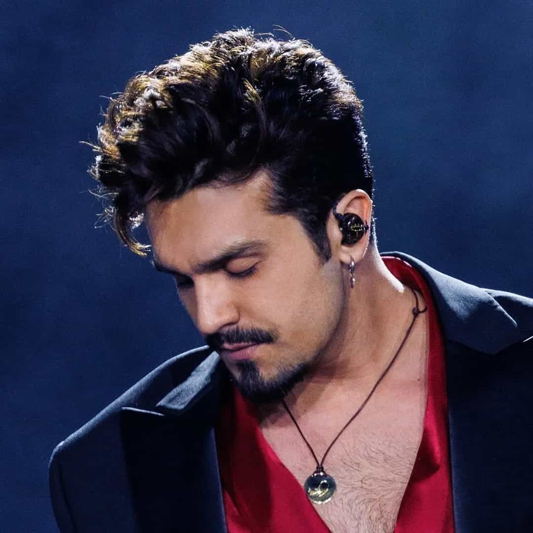 Luan Santana é cantor sertanejo brasileiro, conhecido por hits como 'Meteoro' e 'Te Esperando'. Estreou em 2009 e é um dos maiores nomes do gênero. Veja a agenda no Rolê Agora.