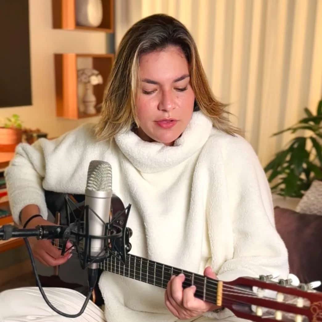 Barbara Pappert faz show em Itanhaém/SP no Brisa's - Bar e Restaurante em Itanhaém no dia quinta-feira, 2 de abril de 2026, às 19:00.
O evento será do estilo MPB e promete reunir fãs para uma noite especial de música ao vivo.
O show acontece no Brisa's - Bar e Restaurante em Itanhaém, um espaço conhecido por receber eventos na cidade de Itanhaém.
Endereço: Av. Pres. Vargas, 1.363 - Centro, Itanhaém - SP, 11740-000, Brasil.
Consulte informações e ingressos nos canais oficiais do evento.
Instagram do local: https://www.instagram.com/brisasbaritanhaem/. Instagram do artista: https://instagram.com/barbarapappertoficial.
O show de Barbara Pappert promete atrair fãs na cidade de Itanhaém.
Perguntas frequentes sobre o evento:
Pergunta: Quando acontece o show de Barbara Pappert em Itanhaém?
Resposta: O show acontece quinta-feira, 2 de abril de 2026 às 19:00.
Pergunta: Onde acontece o evento?
Resposta: O evento acontece no Brisa's - Bar e Restaurante em Itanhaém em Itanhaém. - Barbara Pappert ao vivo em Itanhaém no Brisa's Bar, quinta-feira 2 de abril de 2026 às 19h