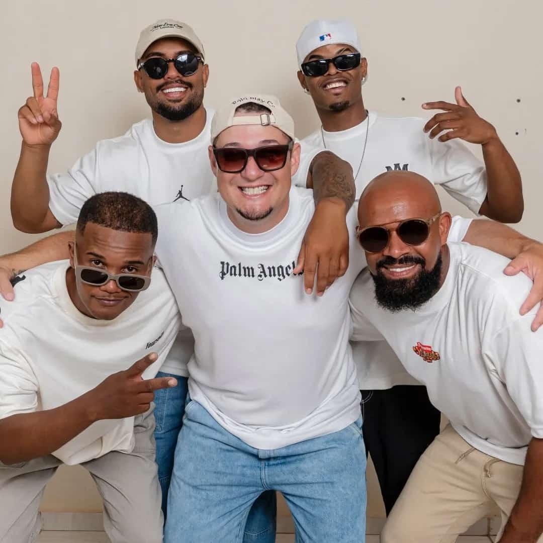 Grupo 100 Malícia faz show em Presidente Prudente/SP no Villa 18 Container Bar no dia quinta-feira, 2 de abril de 2026, às 21:30.
O evento será do estilo Pagode e promete reunir fãs para uma noite especial de música ao vivo.
O show acontece no Villa 18 Container Bar, um espaço conhecido por receber eventos na cidade de Presidente Prudente.
Endereço: Av. Salim Farah Maluf, 213 - Jardim das Rosas, Pres. Prudente - SP, 19026-240, Brasil.
Consulte informações e ingressos nos canais oficiais do evento.
Instagram do local: https://www.instagram.com/villa18containerbar/. Instagram do artista: https://www.instagram.com/grupo100maliciaa/.
O show de Grupo 100 Malícia promete atrair fãs na cidade de Presidente Prudente.
Perguntas frequentes sobre o evento:
Pergunta: Quando acontece o show de Grupo 100 Malícia em Presidente Prudente?
Resposta: O show acontece quinta-feira, 2 de abril de 2026 às 21:30.
Pergunta: Onde acontece o evento?
Resposta: O evento acontece no Villa 18 Container Bar em Presidente Prudente. - Grupo 100 Malícia no B-Day do Clau — Villa 18 Container Bar, Presidente Prudente, quinta-feira 2 de abril de 2026 às 21:30