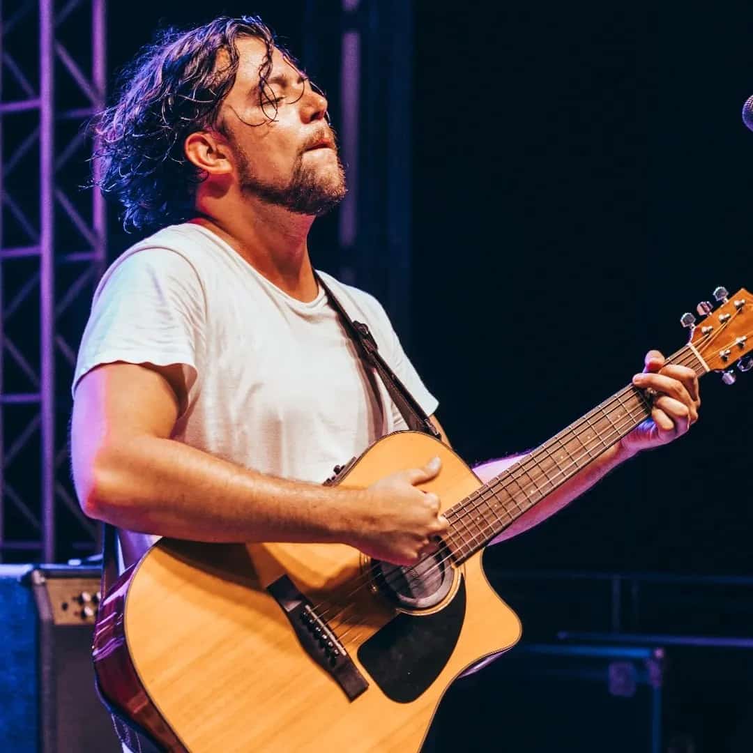 Lucas Silva faz show em Itanhaém/SP no Brisa's - Bar e Restaurante em Itanhaém no dia sábado, 21 de março de 2026, às 19:00.
O evento será do estilo Rock e promete reunir fãs para uma noite especial de música ao vivo.
O show acontece no Brisa's - Bar e Restaurante em Itanhaém, um espaço conhecido por receber eventos na cidade de Itanhaém.
Endereço: Av. Pres. Vargas, 1.363 - Centro, Itanhaém - SP, 11740-000, Brasil.
Consulte informações e ingressos nos canais oficiais do evento.
Instagram do local: https://www.instagram.com/brisasbaritanhaem/. Instagram do artista: https://instagram.com/silvalucasoficial.
O show de Lucas Silva promete atrair fãs na cidade de Itanhaém.
Perguntas frequentes sobre o evento:
Pergunta: Quando acontece o show de Lucas Silva em Itanhaém?
Resposta: O show acontece sábado, 21 de março de 2026 às 19:00.
Pergunta: Onde acontece o evento?
Resposta: O evento acontece no Brisa's - Bar e Restaurante em Itanhaém em Itanhaém. - Lucas Silva ao vivo em Itanhaém no Brisa's Bar, sábado 21 de março de 2026 às 19h