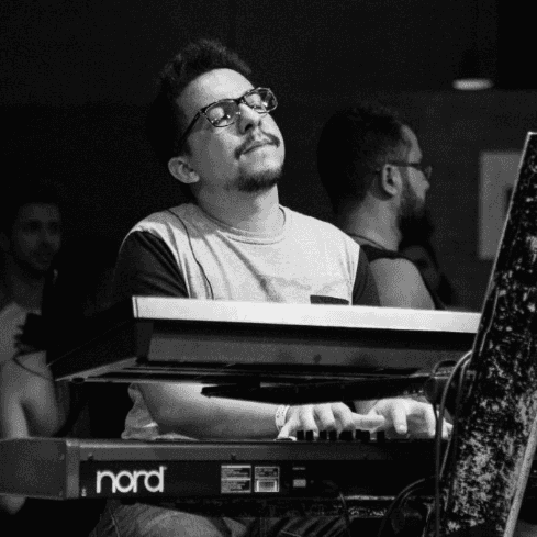 Luadson Constâncio faz show em Belo Horizonte/MG no Clube de Jazz do Café com Letras no dia quinta-feira, 2 de abril de 2026, às 20:30.
O evento será do estilo Jazz e promete reunir fãs para uma noite especial de música ao vivo.
O show acontece no Clube de Jazz do Café com Letras, um espaço conhecido por receber eventos na cidade de Belo Horizonte.
Endereço: R. Antônio de Albuquerque, 47 - Funcionários, Belo Horizonte - MG, 30112-010, Brasil.
Consulte informações e ingressos nos canais oficiais do evento.
Instagram do local: https://www.instagram.com/clubedejazzdocafe/. Instagram do artista: https://instagram.com/luadsonconstancio.
O show de Luadson Constâncio promete atrair fãs na cidade de Belo Horizonte.
Perguntas frequentes sobre o evento:
Pergunta: Quando acontece o show de Luadson Constâncio em Belo Horizonte?
Resposta: O show acontece quinta-feira, 2 de abril de 2026 às 20:30.
Pergunta: Onde acontece o evento?
Resposta: O evento acontece no Clube de Jazz do Café com Letras em Belo Horizonte. - Luadson Constâncio ao vivo em Belo Horizonte no Clube de Jazz do Café com Letras, quinta-feira 2 de abril de 2026 às 20:30