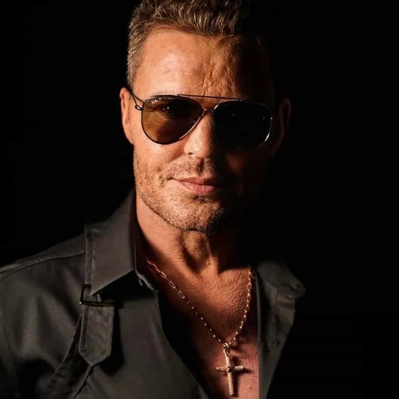 Eduardo Costa, nome artístico de Edson Vander da Costa Batista (Abre Campo, 13 de dezembro de 1979) é um cantor e compositor brasileiro de música sertaneja.