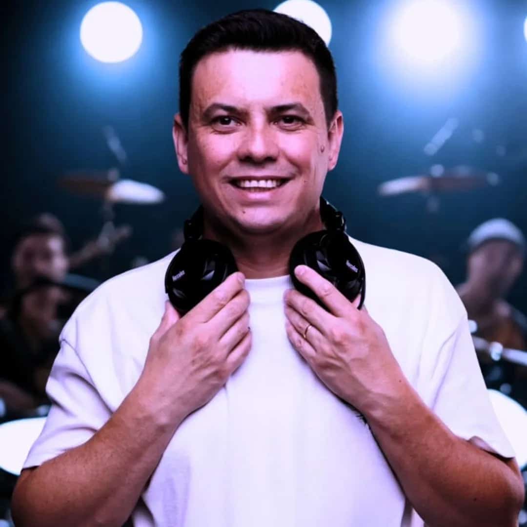 DJ Adriano faz show em Curitiba/PR no Wit Bar no dia sexta-feira, 13 de março de 2026, às 18:00.
O evento será do estilo Eletrônica e promete reunir fãs para uma noite especial de música ao vivo.
O show acontece no Wit Bar, um espaço conhecido por receber eventos na cidade de Curitiba.
Endereço: R. Itupava, 1163 - Alto da XV, Curitiba - PR, 80060-272, Brasil.
Consulte informações e ingressos nos canais oficiais do evento.
Instagram do local: https://www.instagram.com/witbarcuritiba/. Instagram do artista: https://www.instagram.com/djadriano_oficial/.
O show de DJ Adriano promete atrair fãs na cidade de Curitiba.
Perguntas frequentes sobre o evento:
Pergunta: Quando acontece o show de DJ Adriano em Curitiba?
Resposta: O show acontece sexta-feira, 13 de março de 2026 às 18:00.
Pergunta: Onde acontece o evento?
Resposta: O evento acontece no Wit Bar em Curitiba. - DJ Adriano na Sexta Intensa no Wit Bar Curitiba sexta-feira, 13 de março de 2026 às 18h