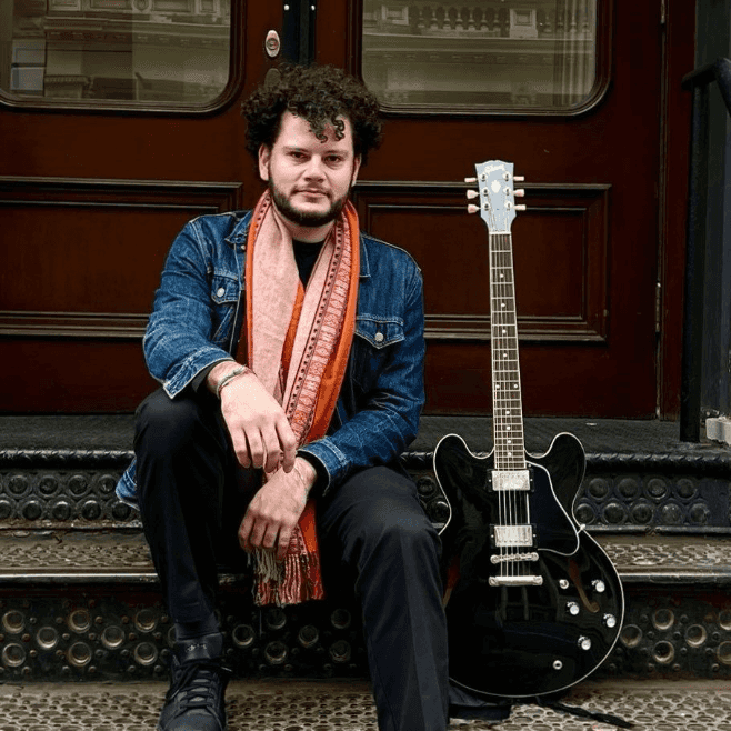 Rafael Chamone faz show em Belo Horizonte/MG no Clube de Jazz do Café com Letras no dia quinta-feira, 2 de abril de 2026, às 20:30.
O evento será do estilo Jazz e promete reunir fãs para uma noite especial de música ao vivo.
O show acontece no Clube de Jazz do Café com Letras, um espaço conhecido por receber eventos na cidade de Belo Horizonte.
Endereço: R. Antônio de Albuquerque, 47 - Funcionários, Belo Horizonte - MG, 30112-010, Brasil.
Consulte informações e ingressos nos canais oficiais do evento.
Instagram do local: https://www.instagram.com/clubedejazzdocafe/. Instagram do artista: https://instagram.com/chamonerafa.
O show de Rafael Chamone promete atrair fãs na cidade de Belo Horizonte.
Perguntas frequentes sobre o evento:
Pergunta: Quando acontece o show de Rafael Chamone em Belo Horizonte?
Resposta: O show acontece quinta-feira, 2 de abril de 2026 às 20:30.
Pergunta: Onde acontece o evento?
Resposta: O evento acontece no Clube de Jazz do Café com Letras em Belo Horizonte. - Rafael Chamone ao vivo em Belo Horizonte no Clube de Jazz do Café com Letras, quinta-feira 2 de abril 20:30