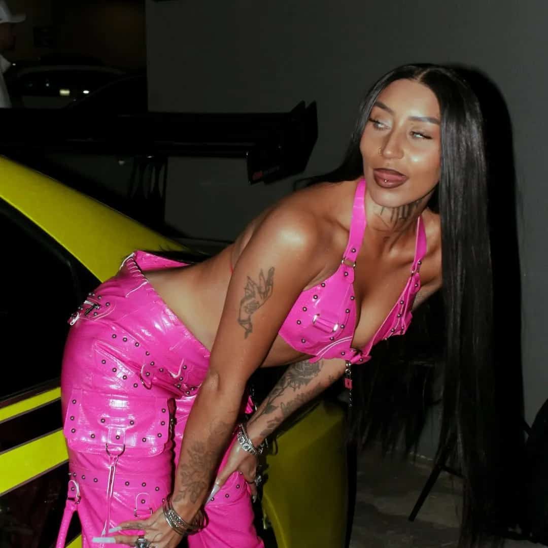 India The Bo$$ se apresenta no festival Melhor Dia 2026 em São Paulo/SP no Neo Química Arena no dia sábado, 28 de março de 2026, às 15:00.
O show faz parte da programação oficial do festival Melhor Dia 2026 em São Paulo, um dos maiores eventos de música do país.
A apresentação faz parte do lineup oficial do Melhor Dia 2026, festival que reúne artistas nacionais e internacionais em São Paulo.
O evento acontece no Neo Química Arena, em São Paulo.
Endereço: Av. Miguel Ignácio Curi, 111 - Vila Carmosina, São Paulo - SP, 08295-005, Brasil.
O festival Melhor Dia costuma reunir milhares de fãs de música em São Paulo, sendo um dos eventos mais aguardados do calendário cultural da cidade.
Ingressos disponíveis pelo eventim. Confira no link oficial do evento: https://www.eventim.com.br/artist/festival-melhor-dia/.
Instagram do local: https://www.instagram.com/neoquimicaarena/. Instagram do artista: https://www.instagram.com/_indiatheboss/.
O show de India The Bo$$ promete atrair fãs na cidade de São Paulo.
O show de India The Bo$$ é uma das atrações confirmadas da edição 2026 do Melhor Dia em São Paulo.
Perguntas frequentes sobre o evento:
Pergunta: Quando acontece o show de India... - Melhor Dia 2026 com India The Bo$$ em São Paulo na Neo Química Arena sábado, 28 de março às 15:00