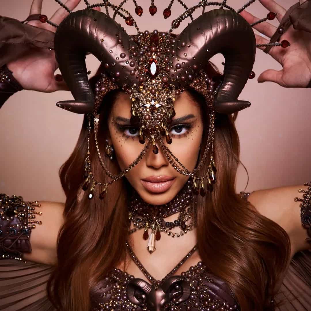 Anitta (1993) é cantora e compositora brasileira, de música pop. Foi destaque na mídia após o lançamento do clip da música “Show das Poderosas”. Com 17 anos de idade venceu a disputa de Revelação do Funk. Em 2009 começou a compor funk com mais melodia e letras mais leves e a postar os vídeos no YouTube. Foi descoberta pela produtora e gravadora carioca Furacão 2000. “Menina Má” foi o hit de estreia, lançado em 2012.