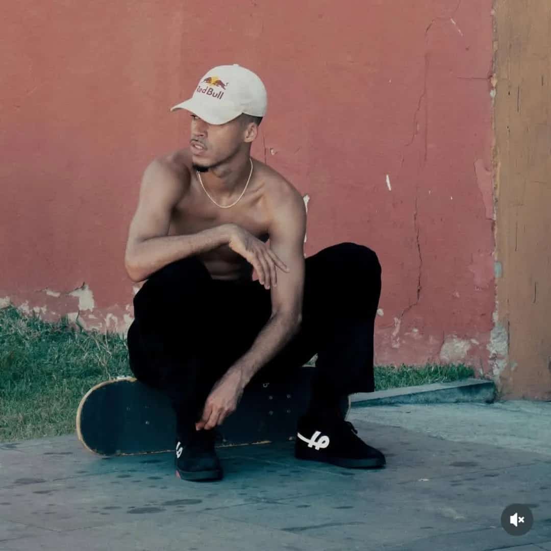 L7nnon faz show em Belo Horizonte/MG no Clube Chalezinho no dia sexta-feira, 10 de abril de 2026, às 22:00.
O evento será do estilo Hip Hop e promete reunir fãs para uma noite especial de música ao vivo.
O show acontece no Clube Chalezinho, um espaço conhecido por receber eventos na cidade de Belo Horizonte.
Endereço: Av. Professor Mário Werneck, 530 - Estoril, Belo Horizonte - MG, 30455-610, Brasil.
Consulte informações e ingressos nos canais oficiais do evento.
Instagram do local: https://www.instagram.com/_clubechalezinho/. Instagram do artista: https://www.instagram.com/l7nnon/.
O show de L7nnon promete atrair fãs na cidade de Belo Horizonte.
Perguntas frequentes sobre o evento:
Pergunta: Quando acontece o show de L7nnon em Belo Horizonte?
Resposta: O show acontece sexta-feira, 10 de abril de 2026 às 22:00.
Pergunta: Onde acontece o evento?
Resposta: O evento acontece no Clube Chalezinho em Belo Horizonte. - L7nnon em Trap Stage 2ª Edição — Clube Chalezinho, Belo Horizonte, sexta-feira 10 de abril de 2026 às 22h