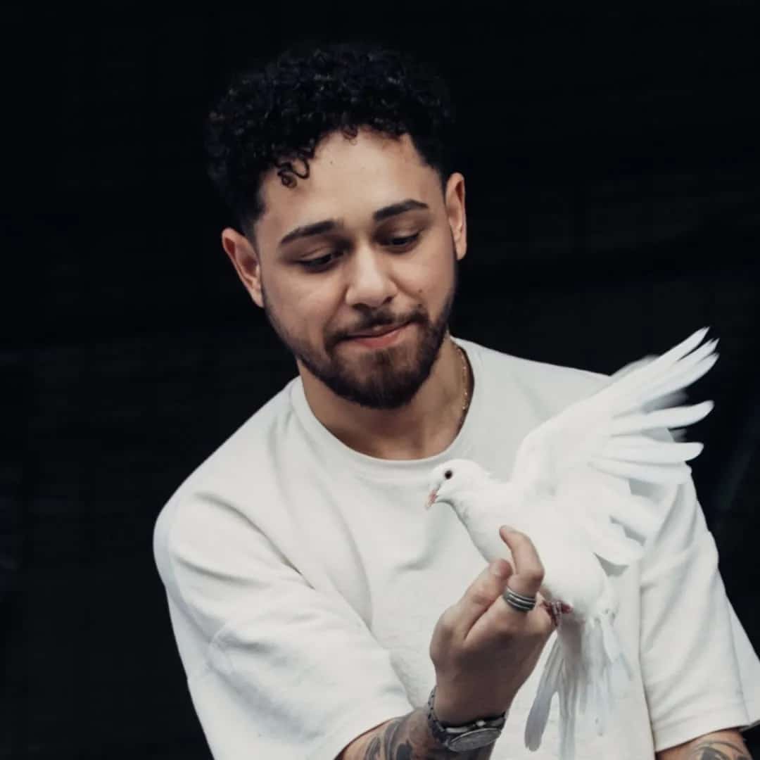 Gio Lisboa faz show em Francisco Beltrão/PR no Espaço Da Arte no dia domingo, 22 de março de 2026, às 19:30.
O evento será do estilo Stand Up e promete reunir fãs para uma noite especial de música ao vivo.
O show acontece no Espaço Da Arte, um espaço conhecido por receber eventos na cidade de Francisco Beltrão.
Endereço: R. Octaviano Teixeira dos Santos, 969 - Centro, Francisco Beltrão - PR, 85601-030, Brasil.
Ingressos disponíveis pelo site.blueticket.com.br. Confira no link oficial do evento: https://site.blueticket.com.br/evento/40245/gio-lisboa-em-gio-da-familia-brasileira.
Instagram do artista: https://www.instagram.com/ogiolisboa/.
O show de Gio Lisboa promete atrair fãs na cidade de Francisco Beltrão.
Perguntas frequentes sobre o evento:
Pergunta: Quando acontece o show de Gio Lisboa em Francisco Beltrão?
Resposta: O show acontece domingo, 22 de março de 2026 às 19:30.
Pergunta: Onde acontece o evento?
Resposta: O evento acontece no Espaço Da Arte em Francisco Beltrão.
Pergunta: Onde comprar ingressos?
Resposta: Os ingressos podem ser adquiridos no link oficial do evento: https://site.blueticket.com.br/evento/40245/gio-lisboa-em-gio-da-familia-brasileira. - Gio Lisboa em Gio Da Familia Brasileira — Francisco Beltrão, Espaço Da Arte, domingo 22 de março 19:30