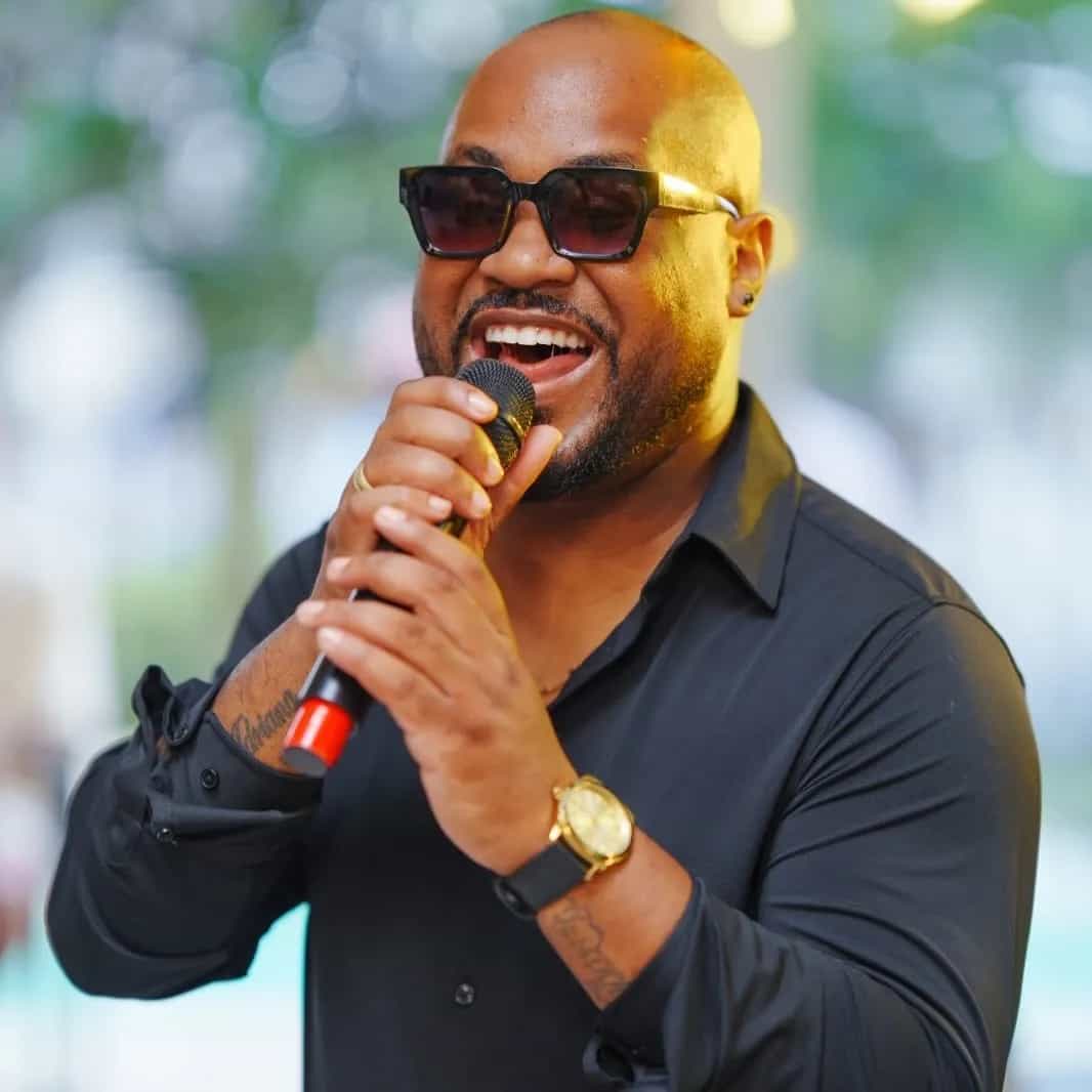 Luisinho Oliveira na Feijoada Ilha Music Bar — Santos SP, sábado 4 de abril 2026 às 12h