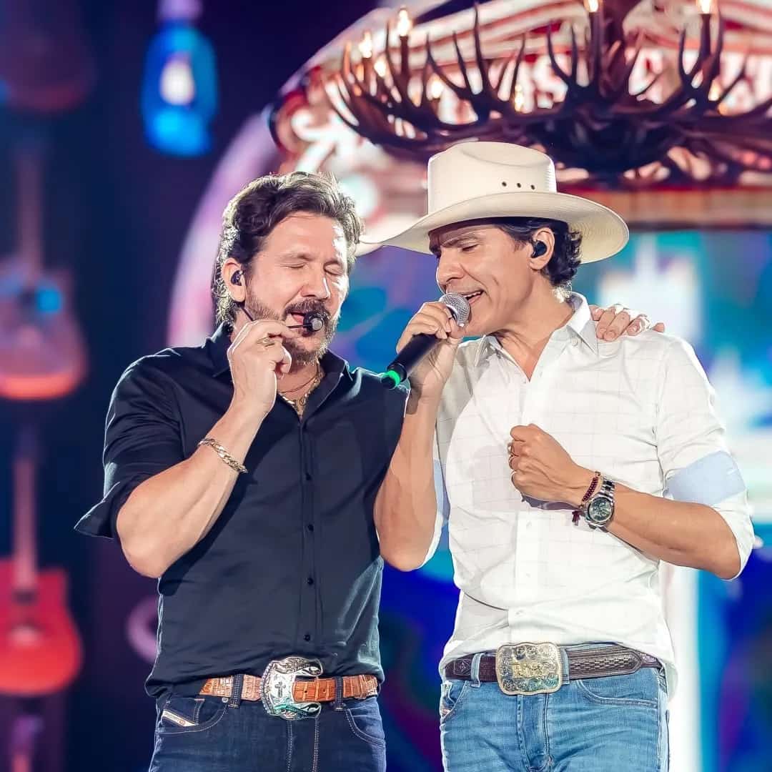 O rodeio de Colorado é considerado o maior do Sul do Brasil, uma das festas mais tradicionais do Paraná, chega a marca de 50 anos, reunindo emoção, adrelina e paixão pelo sertanejo. Com montarias de alto nível, grandes atrações musicais e uma estrutura completa para o público, o evento movimenta a cidade e fortalece a cultura do rodeio. Já no famoso Camarote Vip com uma vista privilegiada e muita gente bonita é um dos destaques.
“Só Colorado supera Colorado.”
Ingressos disponíveis em
https://www.totalacesso.com/events/50afestadopeaodecolorado - 50ª Festa Do Peao De Boiadeiro De Colorado - Jads & Jadson + Ze Felipe