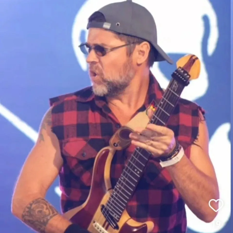 Darcio Pascale faz show em Praia Grande/SP no Porks Praia Grande | Bar de Rock | Chope Artesanal | Comida de Boteco e Porco no dia domingo, 29 de março de 2026, às 18:00.
O evento será do estilo Rock e promete reunir fãs para uma noite especial de música ao vivo.
O show acontece no Porks Praia Grande | Bar de Rock | Chope Artesanal | Comida de Boteco e Porco, um espaço conhecido por receber eventos na cidade de Praia Grande.
Endereço: R. Mal. Floriano Peixoto, 52 - Canto do Forte, Praia Grande - SP, 11700-210, Brasil.
Consulte informações e ingressos nos canais oficiais do evento.
Instagram do local: https://www.instagram.com/porks_praiagrande/. Instagram do artista: https://instagram.com/pascaleguitar.
O show de Darcio Pascale promete atrair fãs na cidade de Praia Grande.
Perguntas frequentes sobre o evento:
Pergunta: Quando acontece o show de Darcio Pascale em Praia Grande?
Resposta: O show acontece domingo, 29 de março de 2026 às 18:00.
Pergunta: Onde acontece o evento?
Resposta: O evento acontece no Porks Praia Grande | Bar de Rock | Chope Artesanal | Comida de Boteco e Porco em Praia Grande. - Darcio Pascale em St. Patrick's Week na Porks Praia Grande, domingo 29 de março 18h