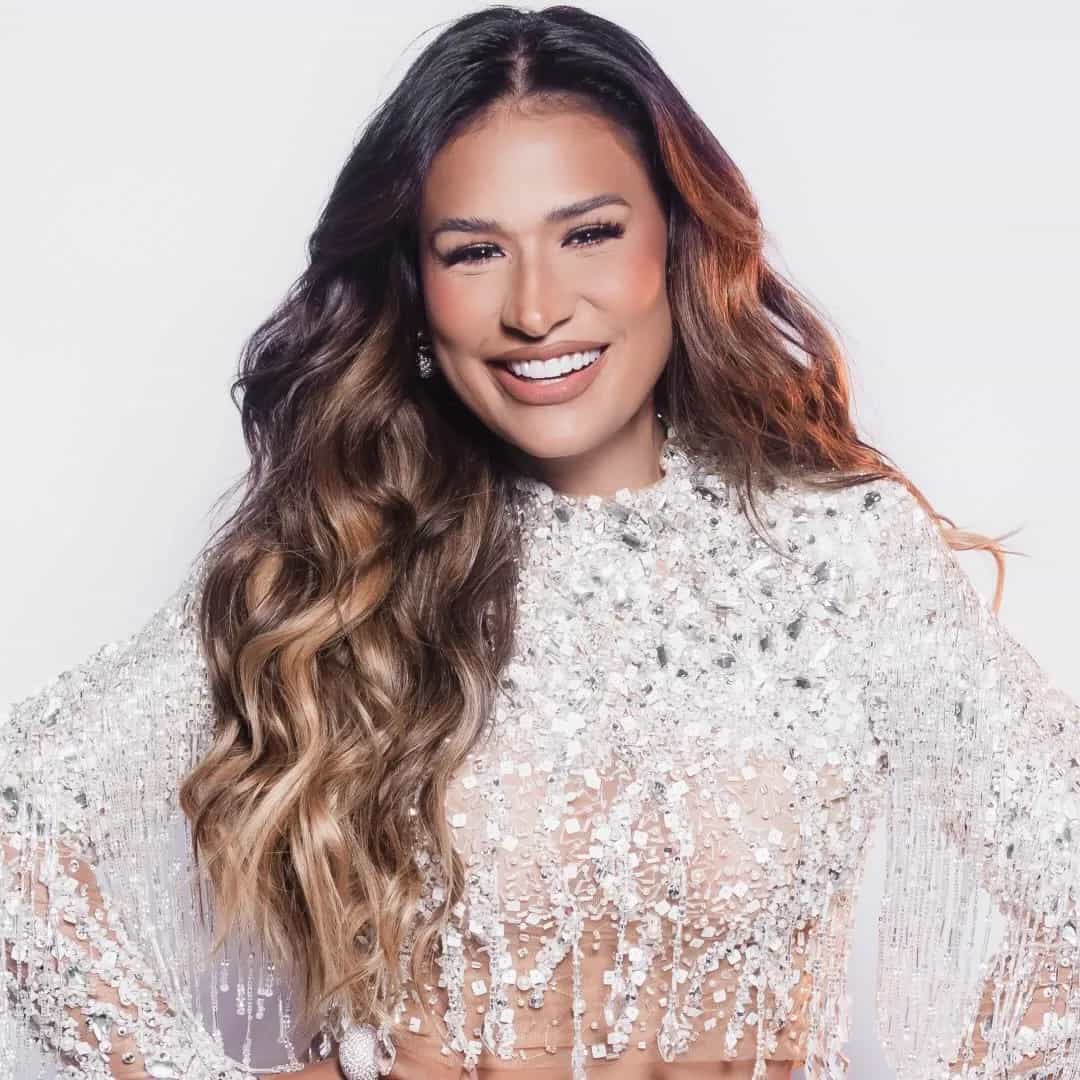 Simone Mendes é cantora sertaneja, ex-dupla com Simaria. Iniciou carreira solo em 2022 e lançou hits como 'Erro Gostoso'. Veja a agenda no Rolê Agora.