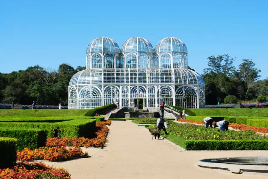 Curitiba é a capital do estado do Paraná, no sul do Brasil. Entre seus destaques na paisagem urbana, está a Torre Panorâmica, com um observatório no topo. Conhecida como um centro cultural, Curitiba abriga diversos espaços para espetáculos, incluindo a Ópera de Arame, uma estrutura de aço tubular com teto transparente, e o imponente Teatro Guaíra, com uma programação variada. - Curitiba