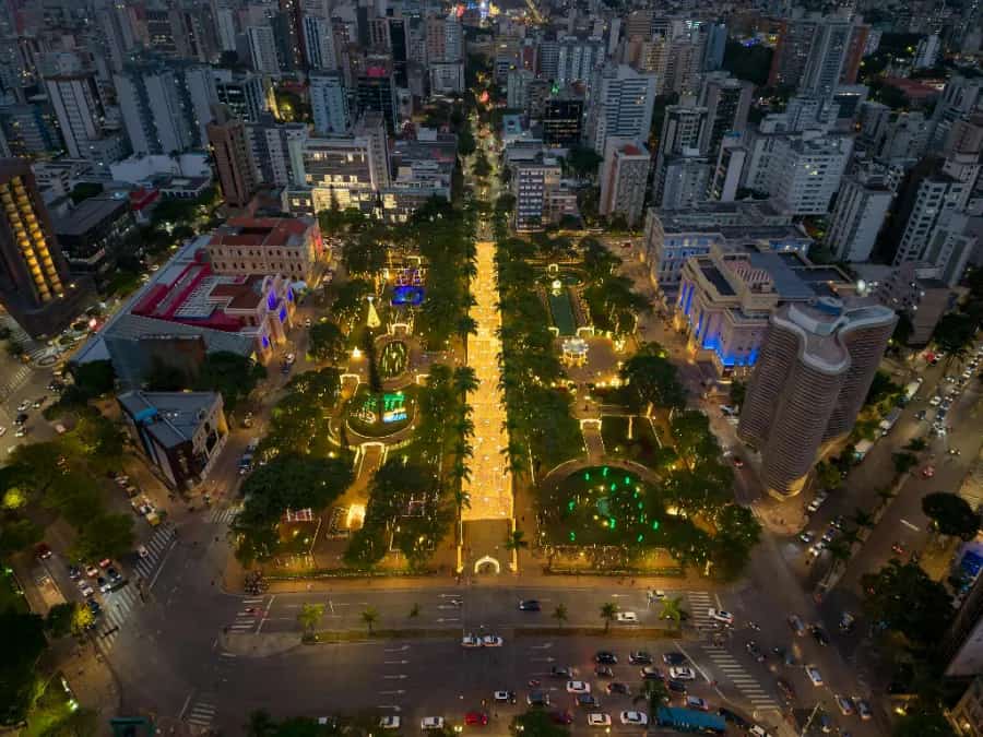Belo Horizonte é a capital do estado de Minas Gerais, no sudeste do Brasil. Rodeada por montanhas, a cidade é conhecida pelo imponente Estádio Mineirão. Construído em 1965, o estádio também abriga o Museu do Futebol Brasileiro. Nas proximidades, encontram-se o Lago da Pampulha e o Complexo Arquitetônico da Pampulha, onde se destaca a Igreja de São Francisco de Assis, com sua cúpula ondulada, projetada pelo arquiteto modernista brasileiro Oscar Niemeyer. - Belo Horizonte