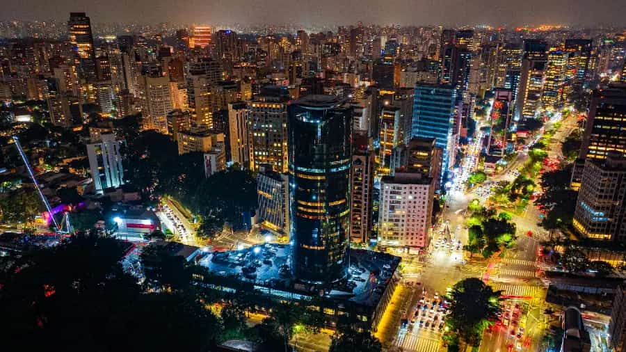 São Paulo é a capital do estado de São Paulo e o principal centro financeiro, corporativo e comercial da América Latina, além de ser a maior cidade do Brasil, das Américas e do hemisfério Sul. Reconhecida como cidade global (classificação alfa), tem grande influência cultural, econômica e política, com marcos como a avenida Paulista, o Parque Ibirapuera, o MASP e o Museu da Língua Portuguesa, e eventos de projeção internacional como a Bienal de Arte, o GP de Fórmula 1 e a São Paulo Fashion Week. O turismo se destaca sobretudo pelos negócios, apoiado por uma vasta rede hoteleira e uma agenda intensa de eventos, embora críticas apontem desigualdades e exclusão no acesso ao circuito cultural. Fundada em 25 de janeiro de 1554 como missão jesuítica, cresceu fortemente com o ciclo do café e a industrialização, consolidando-se como a maior metrópole do país e núcleo de uma região metropolitana com 39 municípios. - São Paulo