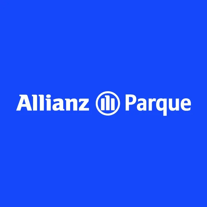 O Allianz Parque é a arena do Palmeiras em São Paulo e um dos principais palcos de jogos grandes e shows no país. Fica na Zona Oeste, na região de Água Branca / Barra Funda, com fácil acesso pela estação Palmeiras–Barra Funda (metrô e trem). Por ter estrutura moderna, visão boa de praticamente todos os setores e uma agenda intensa, virou endereço certo tanto para partidas decisivas quanto para turnês e festivais — é o tipo de lugar em que, dependendo do dia, você pode ir por futebol e acabar voltando por música. - Allianz Parque