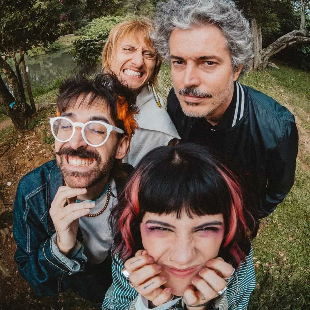 Supercombo é uma banda brasileira de rock formada em 2007, conhecida pelos hits "Piloto Automático" e "Amianto". Veja a agenda no Rolê Agora.