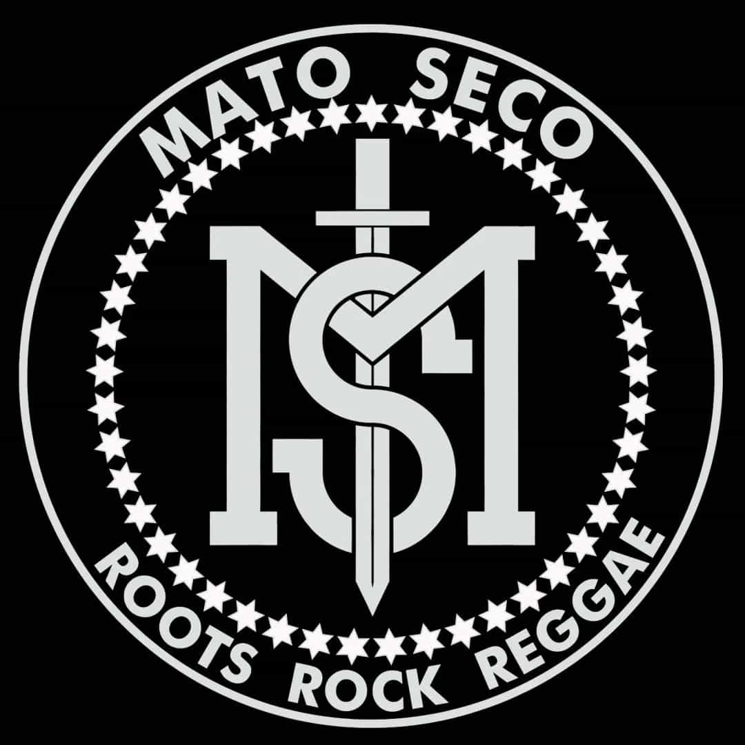 Formado por Rodrigo Piccolo (vocal / guitarra e violão), Eric Oliveira (guitarra e violão), Osvaldo Ciziniaukas Jr. (contrabaixo), João Paz (órgão e piano), Tiago Rezende (bateria), Carlos Eduardo Gonçalves (percussão e voz) e Mauro Peres (percussão e voz), o Mato Seco é uma banda que consegue unir o roots ao moderno, numa coleção de músicas de celebração e superação e que a cada ano ganha mais força e espaço no cenário musical. Os vídeos da banda já somam quase 15 milhões de visualizações no YouTube.
