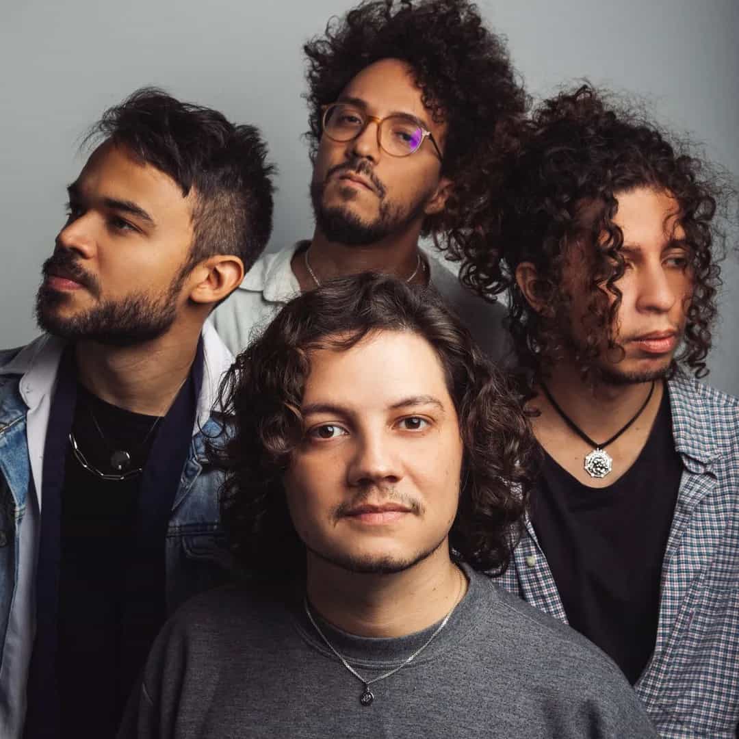 Selvagens à Procura de Lei é uma banda de rock formada em Fortaleza em 2009, conhecida por hits como 'Tarde Livre' e 'Brasileiro'. Veja a agenda no Rolê Agora.