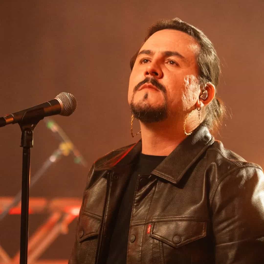 Dino Fonseca é cantor e compositor brasileiro, reconhecido por seu trabalho como intérprete e dono de uma voz com timbre marcante. Ficou nacionalmente conhecido por dar vida a canções que marcaram época e que, agora, com suas versões e arranjos, revivem histórias e marcam a nova geração.
Dino é idealizador do projeto “Acoustic Sessions” que conta com mais de 30 milhões de views no Youtube, mais de 2 milhões de plays mensais no Spotify e com milhões de visualizações no Tik Tok e Instagram, tendo se tornado o projeto de música viral em várias plataformas e redes sociais.