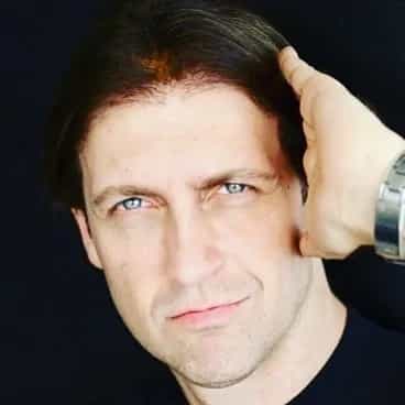 Bruno Sutter é cantor e compositor de rock, conhecido pelo personagem Detonator e por integrar a banda Massacration. Lançou carreira solo em 2015. Veja a agenda no Rolê Agora.