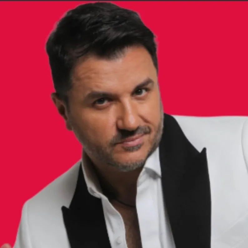 Maurício Manieri é cantor pop brasileiro, conhecido pelos sucessos "Bem Querer" e "Minha Menina". Iniciou a carreira solo em 1998 com o álbum "A Noite Inteira". Veja a agenda no Rolê Agora.