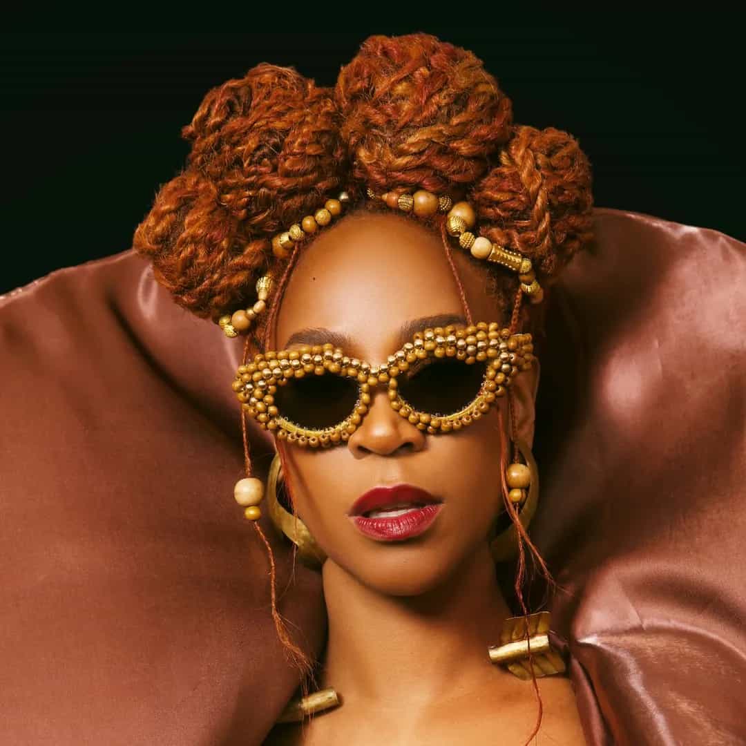 Karol Conká é cantora e rapper de hip hop, destaque com hits como 'Tombei' e 'É o Poder'. Iniciou carreira em 2002 e é referência na cena nacional. Veja a agenda no Rolê Agora.