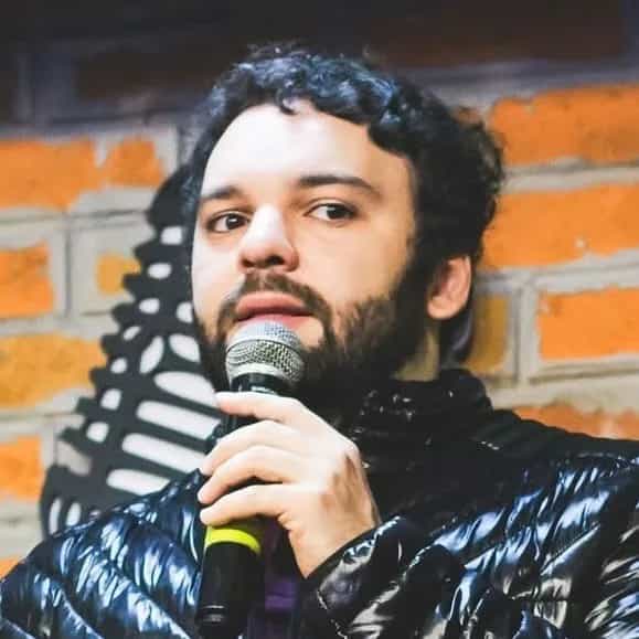 Raphael Ghanem, também conhecido no mundo do stand-up comedy, é um humorista brasileiro que se destaca por seu estilo de comédia inteligente e observacional. Ele aborda temas cotidianos com um olhar crítico e bem-humorado, conseguindo encontrar o humor nas situações mais simples da vida. Raphael é conhecido por sua habilidade de conectar-se rapidamente com o público, usando seu carisma e presença de palco para envolver a plateia. Seu material frequentemente inclui reflexões sobre relações pessoais, peculiaridades culturais brasileiras e comentários sociais afiados, entregues sempre com um timing preciso. Além dos palcos de stand-up, ele também participa de programas de televisão e eventos de comédia, onde sua performance continua a ganhar aplausos e reconhecimento.