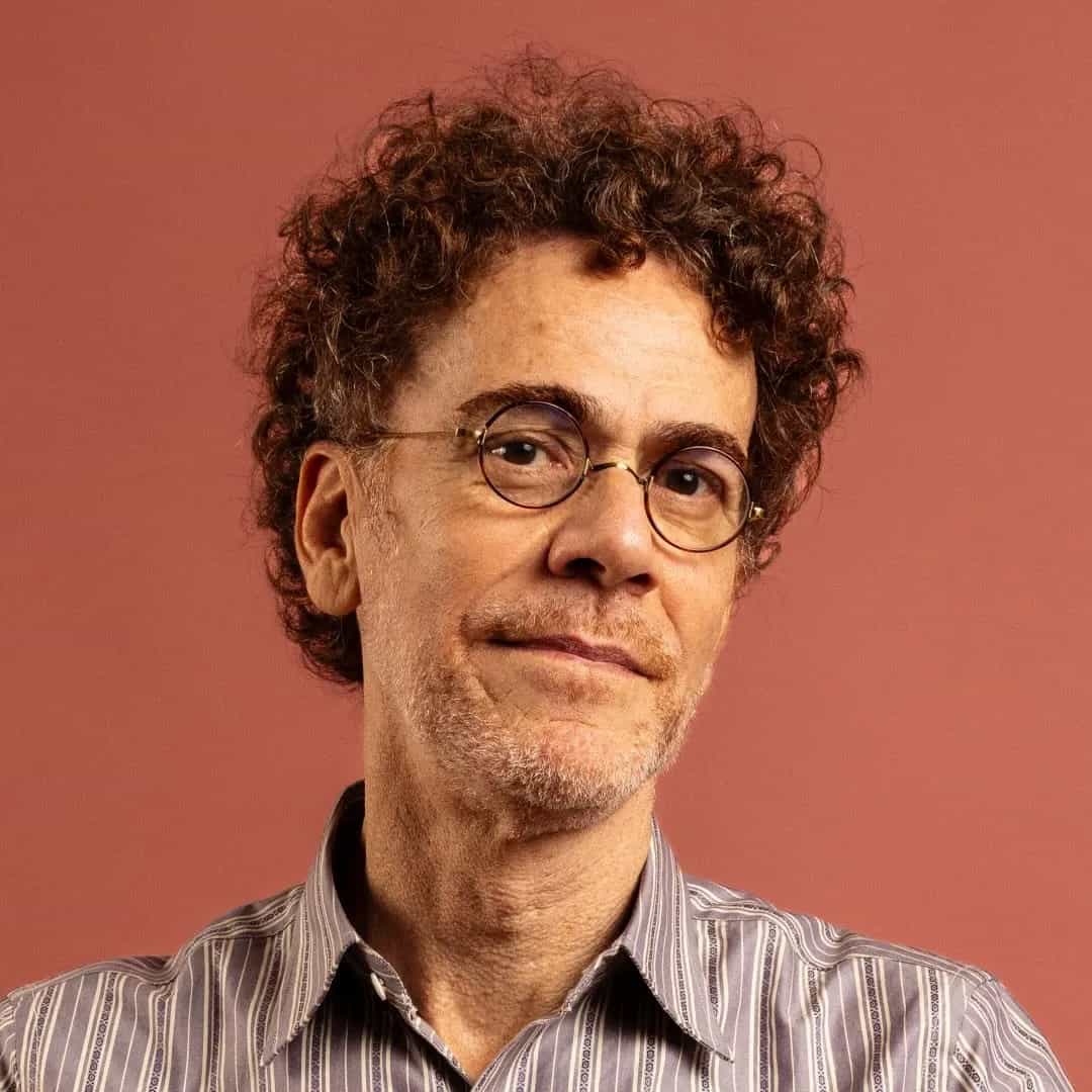 José Fernando Gomes dos Reis, conhecido artisticamente como Nando Reis (São Paulo, 12 de janeiro de 1963), é um baixista, cantor, violonista e compositor brasileiro. Ex-baixista da banda de rock Titãs, atualmente segue em carreira solo, acompanhado pela banda Os Infernais.