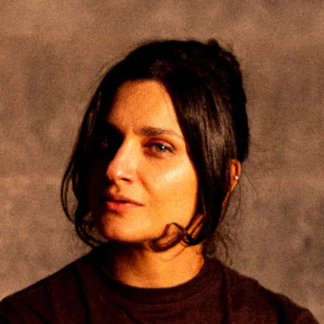 Papisa é o projeto solo da cantora e compositora paulista Rita Oliva, destaque do indie rock brasileiro, com álbuns como 'Fenda' (2021). Veja a agenda no Rolê Agora.