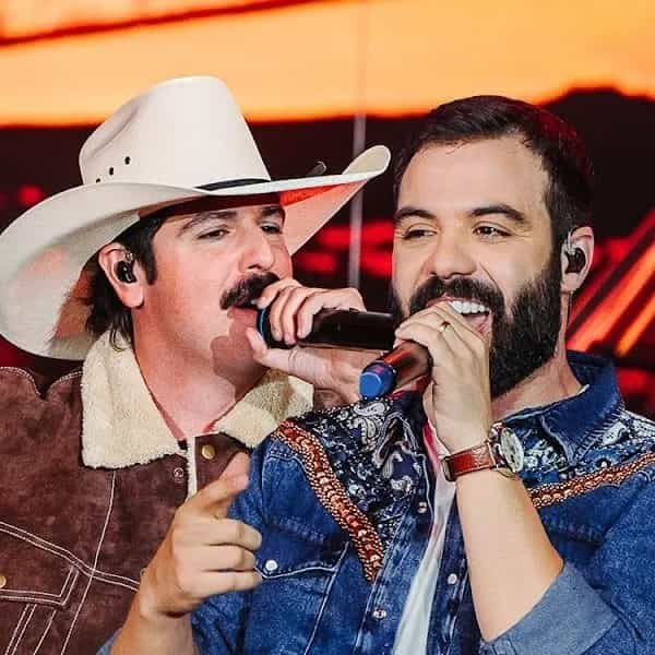 Fiduma & Jeca é uma dupla sertaneja formada por João Vitor e Rodrigo, conhecida por hits como 'Anjo Chapadex'. Estrearam em 2012 e são destaque no sertanejo universitário. Veja a agenda no Rolê Agora.