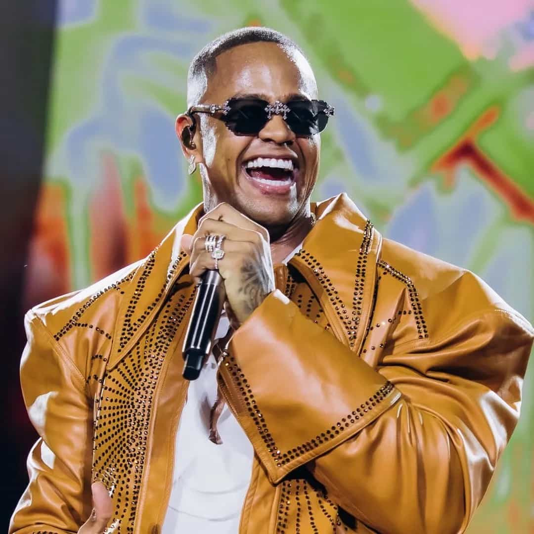 Leandro Silva de Santana (Salvador, 22 de abril de 1988), mais conhecido como Leo Santana, é um cantor e compositor brasileiro. Léo ingressou com a carreira solo após o carnaval 2014, deixando a banda Parangolé, que já existe há dezesseis anos e veio ter reconhecimento nacional no final do ano de 2009, com o sucesso da canção "Rebolation".