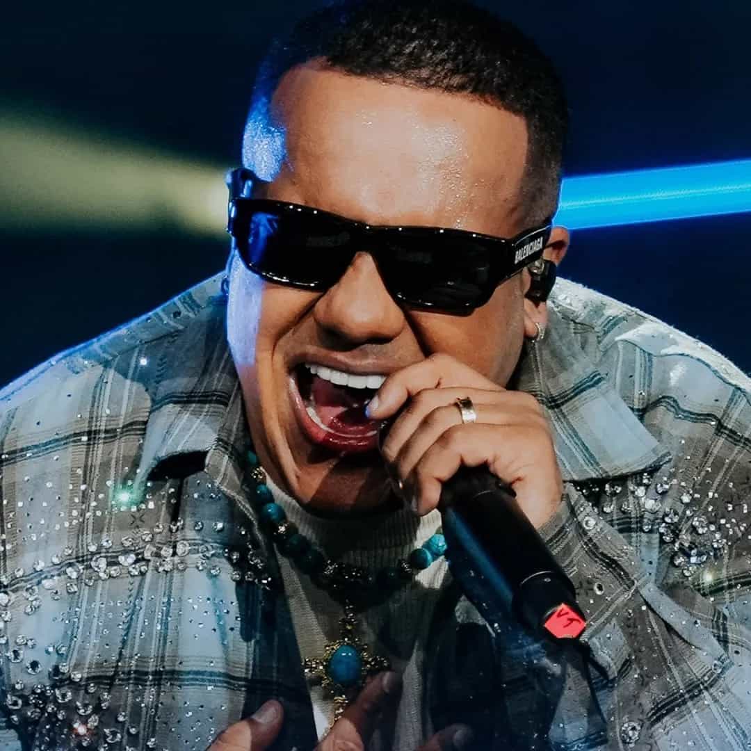 Nascido em Valença, no sul do estado do Rio de Janeiro, Vitinho teve sua inspiração musical dentro de casa — seu pai, Mello, músico e sua primeira referência. Desde cedo, ele mostrou interesse pela música, aprendendo a tocar teclado aos 11 anos de idade, sem imaginar que um dia se tornaria cantor.