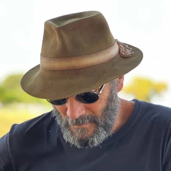 Almir Sater é cantor, compositor e violeiro brasileiro de MPB e música regional. Famoso por sucessos como 'Tocando em Frente' e 'Chalana'. Veja a agenda no Rolê Agora.