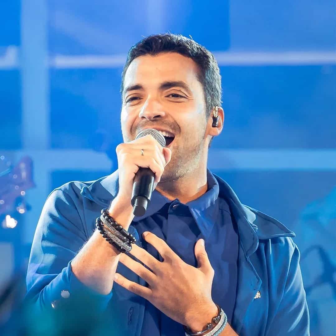 Gustavo Lins é cantor e compositor de pagode, conhecido pelo hit 'Pra Ser Feliz'. Iniciou carreira solo em 2004 e já lançou vários álbuns de sucesso. Veja a agenda no Rolê Agora.
