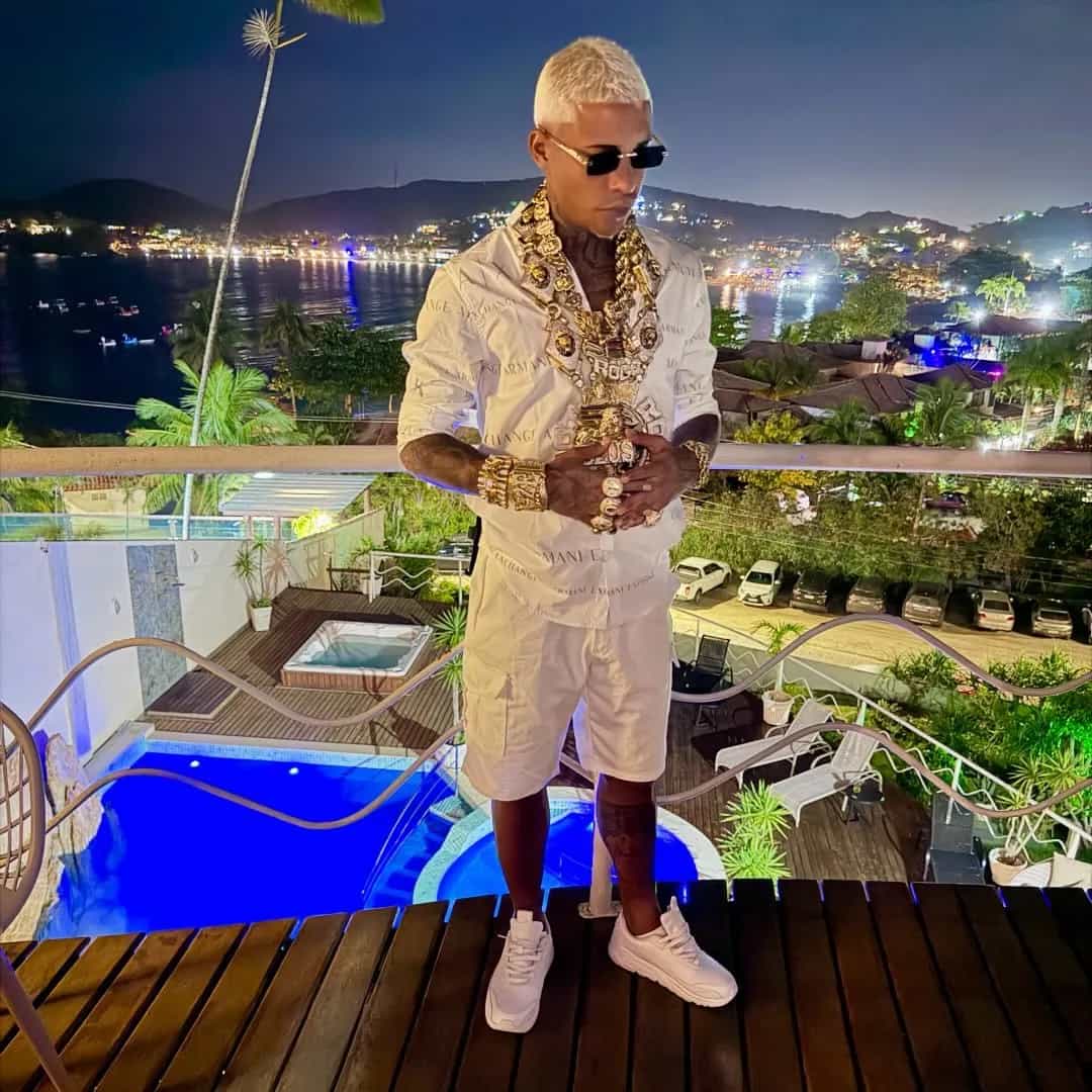 MC Poze do Rodo é um dos principais nomes do funk carioca, conhecido por hits como 'Vida Louca' e 'To Voando Alto'. Iniciou a carreira em 2018. Veja a agenda no Rolê Agora.