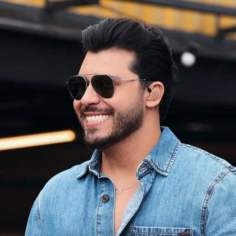 Murilo Huff (Goiânia, 14 de outubro de 1995) é um cantor e compositor brasileiro de música sertaneja.