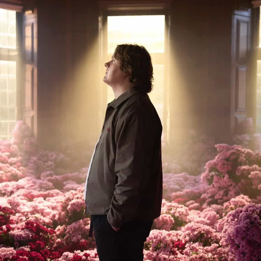 Lewis Capaldi é cantor escocês de pop, famoso pelo hit 'Someone You Loved' e pelo álbum 'Divinely Uninspired to a Hellish Extent' (2019). Veja a agenda no Rolê Agora.