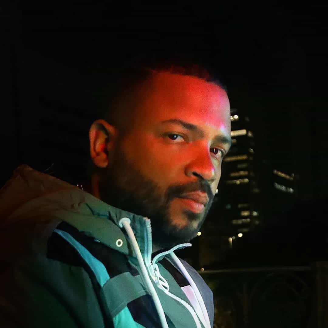 Projota é rapper brasileiro de hip hop, conhecido por hits como 'Ela Só Quer Paz' e 'Mulher'. Iniciou a carreira em 2006 e ganhou destaque nacional nos anos 2010. Veja a agenda no Rolê Agora.